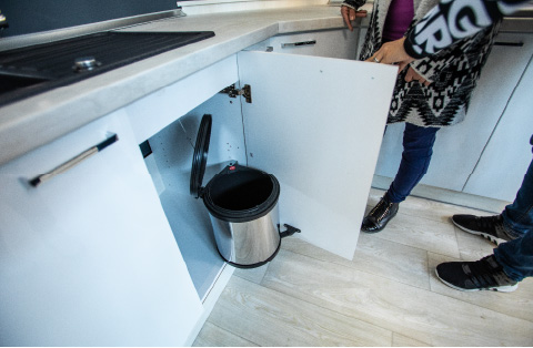 Kárpit-Max Bútorbolt - Debrecen - Beépített szemetes az Antónia konyhabútorban